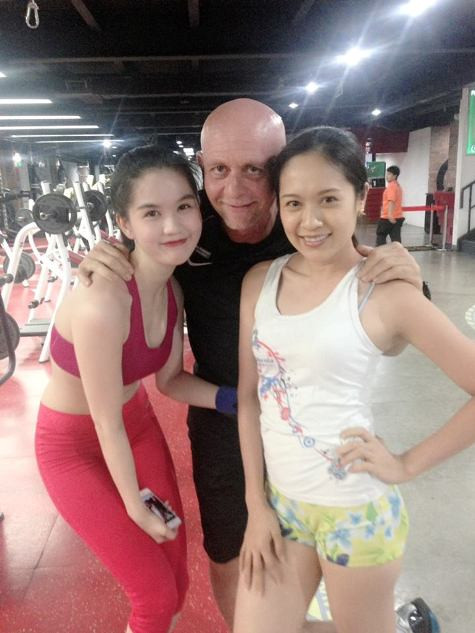 Ngọc Trinh thích thú khoe ảnh chụp cùng với diễn viên Thanh Thúy cùng chia sẻ: "Hôm trước đi tập gym gặp chị Thanh Thúy, chị lại làm quen trước với mình vì mình ngại lắm. hihi. Ở ngoài chị thật dễ thương và hòa đồng". Ngọc Trinh thích thú khoe ảnh chụp cùng với diễn viên Thanh Thúy cùng chia sẻ: "Hôm trước đi tập gym gặp chị Thanh Thúy, chị lại làm quen trước với mình vì mình ngại lắm. hihi. Ở ngoài chị thật dễ thương và hòa đồng".