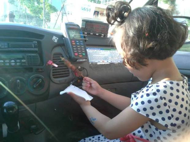 Thái Thùy Linh chia sẻ câu chuyện rất đáng yêu của cô con gái trên trang cá nhân: "Lên taxi, thay vì ngồi đợi xiên thịt nguội đi hoặc vừa ăn vừa xuýt xoa thì nó hơ ngay xiên thịt nóng ra trước điều hòa, không quên hứng tờ giấy ở dưới cho mỡ khỏi rớt ra xe".