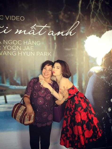 Trên trang cá nhân của mình, Trà Ngọc Hằng gửi lời cám ơn đến bạn bè, fan hâm mộ, đặc biệt là mẹ nhân dịp ra mắt MV: "Kết thúc buổi họp báo ra mắt MV Mãi Mãi Mất Anh của Hằng... Hằng rất cám ơn mọi người hôm nay đã đến chung vui cùng Hằng... Cám ơn Mom đã luôn ủng hộ con... yêu yêu lắm..."