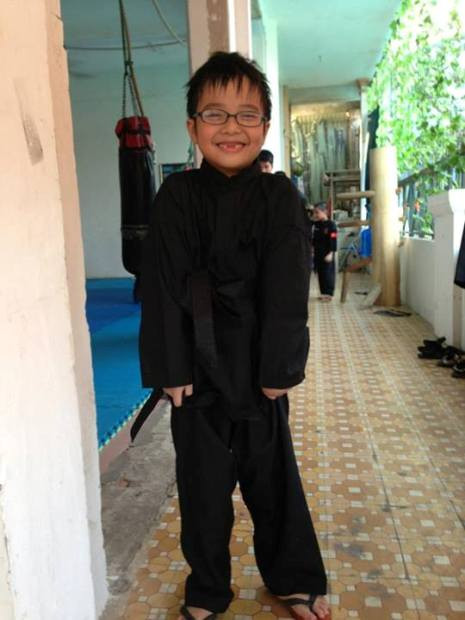 Bên cạnh đó, Thảo Vân chia sẻ hình ảnh "bẽn lẽn" rất đáng yêu của cậu con trai. Cô cho biết: "Con trai đi học võ mà xấu hổ bẽn lẽn thế này này..."