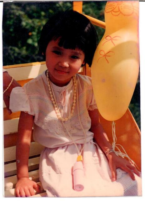 Bé "Tót" - Dương Thùy Linh khoe ảnh ngày bé rất đáng yêu của mình. Cô vui vẻ chia sẻ: "Mọi người thấy Tót có giống mẹ không?"