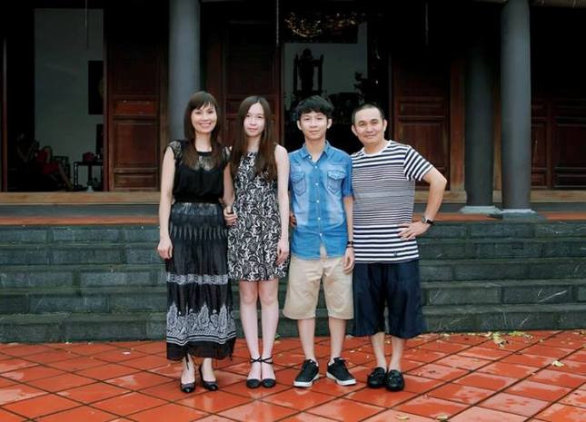 Xuân Hinh chia sẻ ảnh chụp cùng gia đình trên trang cá nhân khi "Cả nhà về quê". Xuân Hinh chia sẻ ảnh chụp cùng gia đình trên trang cá nhân khi "Cả nhà về quê".