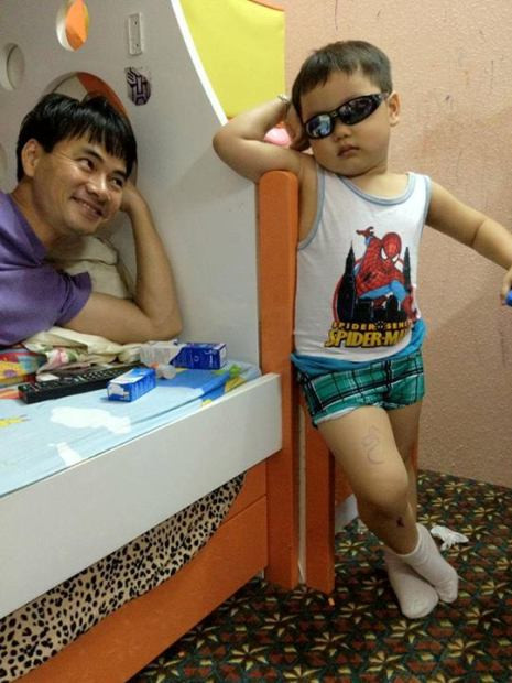 Xuân Bắc đăng ảnh chụp cùng cậu con trai vô cùng đáng yêu. Anh chia sẻ trên trang cá nhân: "Xuân Bắc đã về tới nhà, và quà cho mọi người đây, Hotboy chưa?" Xuân Bắc đăng ảnh chụp cùng cậu con trai vô cùng đáng yêu. Anh chia sẻ trên trang cá nhân: "Xuân Bắc đã về tới nhà, và quà cho mọi người đây, Hotboy chưa?"