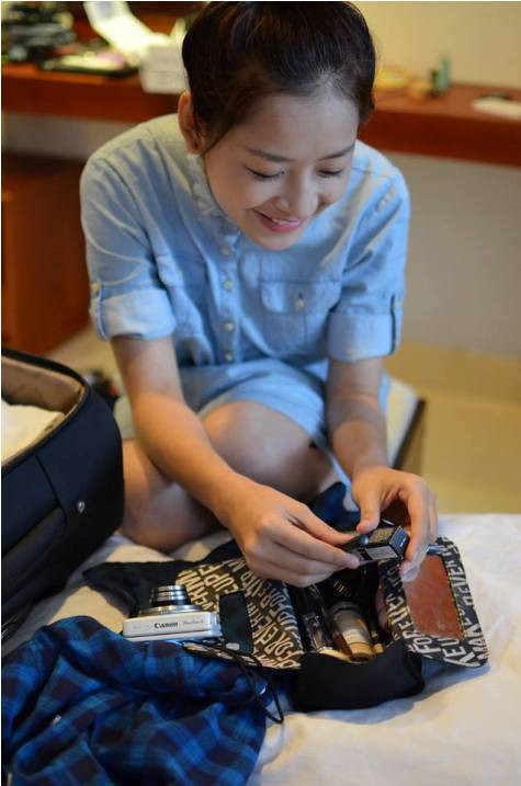 "Chi Pu xuất hiện rạng rỡ trước chuyến đi Sài Gòn. Cô cho biết trên trang cá nhân của mình: "Soạn đồ lên đường đi Sài Gòn thôiii. Đi đâu cũng phải mang theo những vật bất ly thân này: đồ trang điểm, quần áo và nhất là máy ảnh, không là khỏi chụp ảnh về khoe bạn bè luôn". "Chi Pu xuất hiện rạng rỡ trước chuyến đi Sài Gòn. Cô cho biết trên trang cá nhân của mình: "Soạn đồ lên đường đi Sài Gòn thôiii. Đi đâu cũng phải mang theo những vật bất ly thân này: đồ trang điểm, quần áo và nhất là máy ảnh, không là khỏi chụp ảnh về khoe bạn bè luôn".