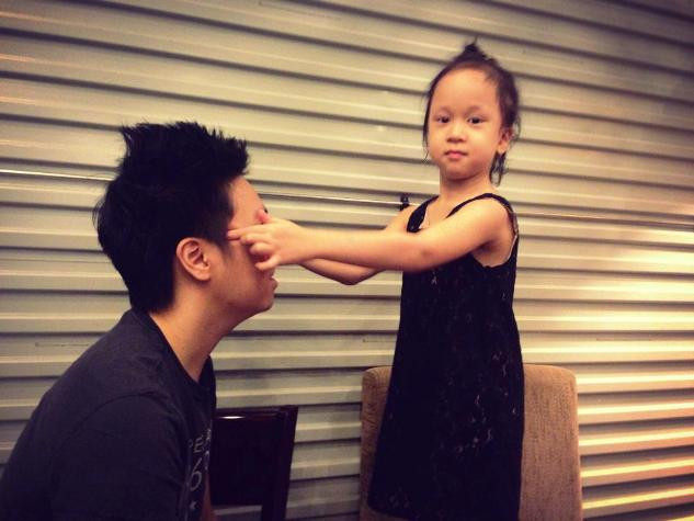 Lê Hiếu khoe ảnh cháu gái dễ thương kèm lời chú thích: "Cậu đau đầu có cháu bóp đầu cho thật thích". Lê Hiếu khoe ảnh cháu gái dễ thương kèm lời chú thích: "Cậu đau đầu có cháu bóp đầu cho thật thích".