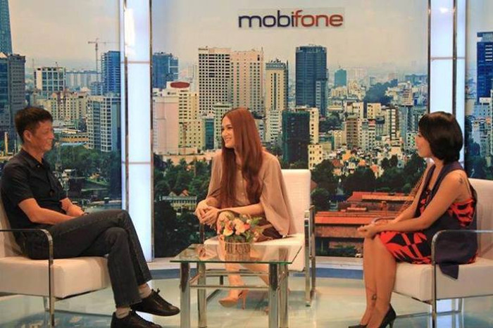 Hương Giang Ido khoe ảnh chụp trong chương trình Mỗi tuần một chuyện. Cô hạnh phúc chia sẻ: "Ai đã xem chương trình này rồi ạ? hihi" Hương Giang Ido khoe ảnh chụp trong chương trình Mỗi tuần một chuyện. Cô hạnh phúc chia sẻ: "Ai đã xem chương trình này rồi ạ? hihi"