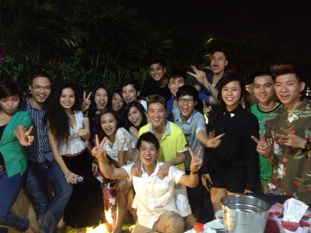 Trên trang cá nhân của ca sĩ Đàm Vĩnh Hưng, anh đăng tải ảnh chụp cùng các ca sĩ đội mình trong chương trình The Voice. Anh rạng rỡ chia sẻ: "The Voice mới và cũ giao lưu kết hợp nè pà con ơi..." Trên trang cá nhân của ca sĩ Đàm Vĩnh Hưng, anh đăng tải ảnh chụp cùng các ca sĩ đội mình trong chương trình The Voice. Anh rạng rỡ chia sẻ: "The Voice mới và cũ giao lưu kết hợp nè pà con ơi..."