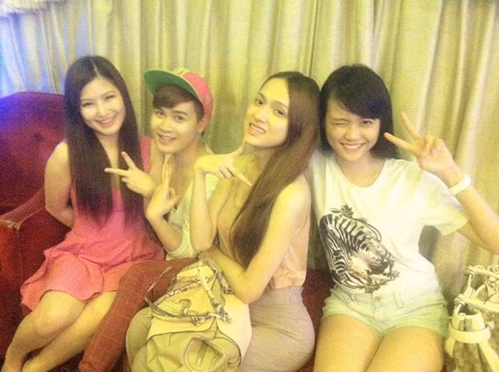 Hương Giang Idol khoe ảnh chụp cùng quán quân The voice - Hương Tràm và bạn bè.