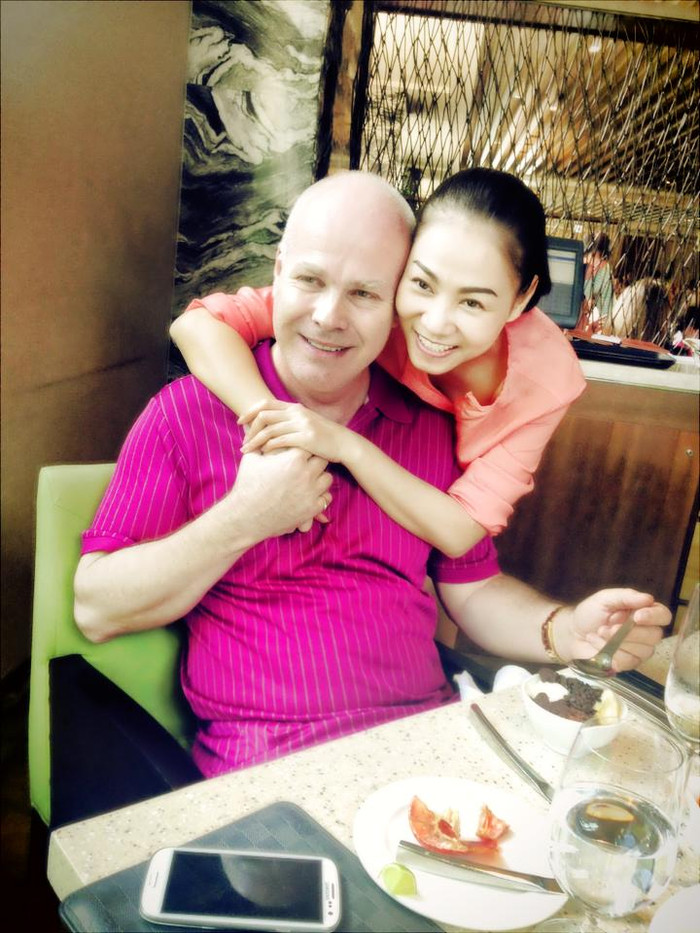 Thu Minh tình tứ bên chồng. Chị hạnh phúc chia sẻ: "Hai vợ chồng nhà Gấu nhìn cái gì mà toe toét vậy ta?" Thu Minh tình tứ bên chồng. Chị hạnh phúc chia sẻ: "Hai vợ chồng nhà Gấu nhìn cái gì mà toe toét vậy ta?"