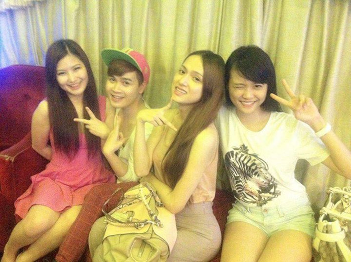 Hương Giang Idol khoe ảnh chụp cùng quán quân The voice - Hương Tràm và bạn bè. Hương Giang Idol khoe ảnh chụp cùng quán quân The voice - Hương Tràm và bạn bè.