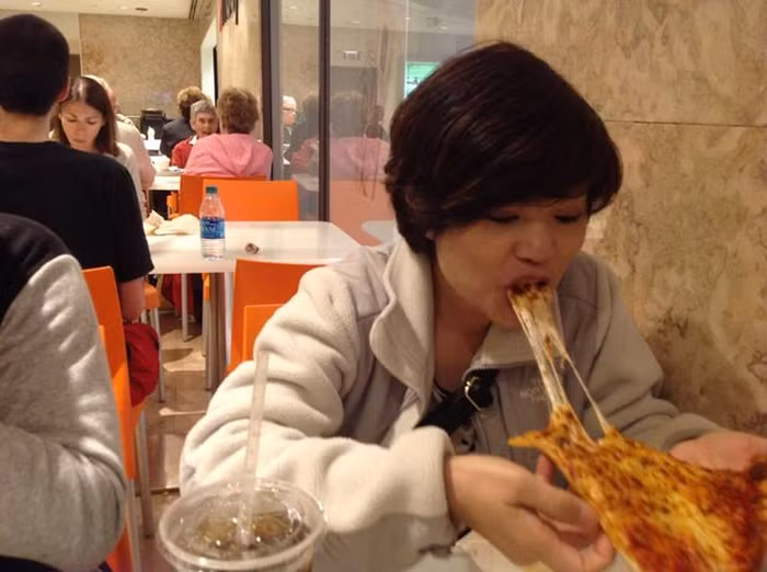 Chí Trung đăng ảnh "dìm hàng" vợ - diễn viên Ngọc Huyền với chú thích: "Dù là món khoái khẩu cũng nên giữ ý tý em ơi.. Đang ở giữa nước Mỹ mà...hihi..!"