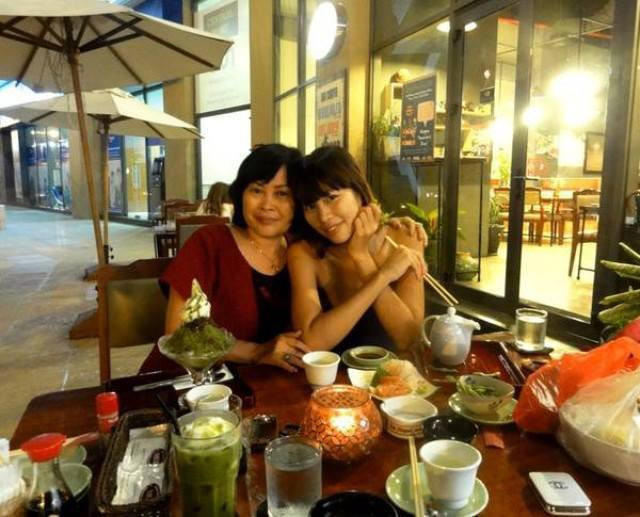 Hà Anh khiến mọi người bất ngờ khi cô chia chia sẻ thông tin về mẹ mình trên trang cá nhân. "Mẹ, nhà báo - chị "Thanh Tâm" của báo Phụ Nữ Việt Nam, người đã tháo gỡ khúc mắc cho hàng triệu phụ nữ trẻ Việt". Hà Anh khiến mọi người bất ngờ khi cô chia chia sẻ thông tin về mẹ mình trên trang cá nhân. "Mẹ, nhà báo - chị "Thanh Tâm" của báo Phụ Nữ Việt Nam, người đã tháo gỡ khúc mắc cho hàng triệu phụ nữ trẻ Việt".