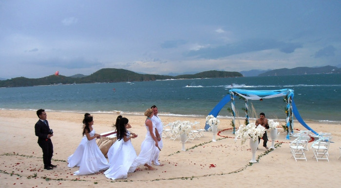 Cùng đến “Trung tâm” tiệc cưới. Cùng đến “Trung tâm” tiệc cưới.