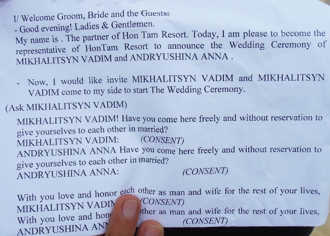 MC chỉ nói gọn vài dòng trong cả lễ cưới. MC chỉ nói gọn vài dòng trong cả lễ cưới.
