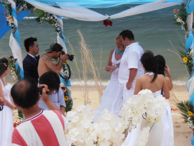 Trao nhẫn cưới cho nhau Trao nhẫn cưới cho nhau