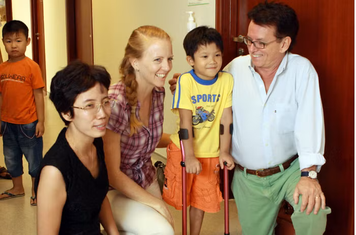 Chị Mai Anh và cậu lính chì Thiện Nhân cùng đoàn bác sĩ của Quỹ Phòng chống Thương vong châu Á đã tại Vinmec ngày 13/6/2013.