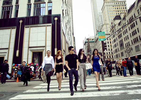 "Ông trùm chân dài" - Vũ Khắc Tiệp.