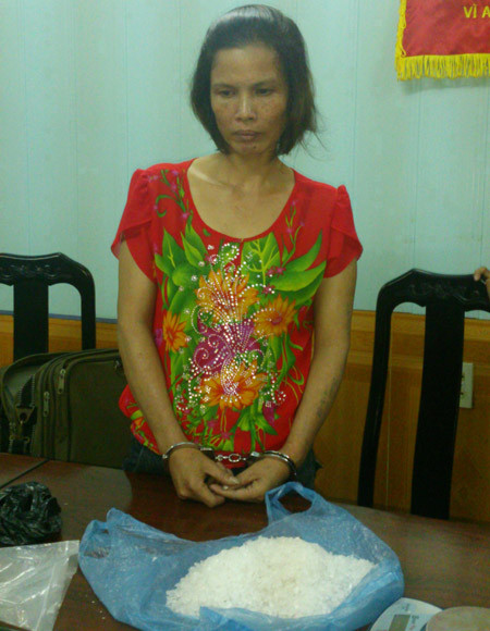 Đỗ Thị Yến cùng số ma tuý đá tang vật bị bắt quả tang. Đỗ Thị Yến cùng số ma tuý đá tang vật bị bắt quả tang.