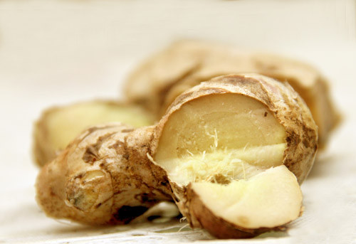 Củ gừng và tinh dầu gừng thường được sử dụng trong các trường hợp rối loạn dạ dày. Củ gừng và tinh dầu gừng thường được sử dụng trong các trường hợp rối loạn dạ dày.