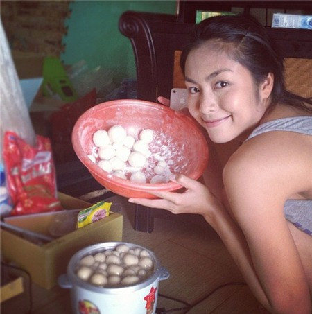 Nhờ vẻ đẹp tự nhiên và cuốn hút, nhiều người đánh giá Tăng Thanh Hà là mỹ nhân số 1 Vbiz hiện nay. Nhờ vẻ đẹp tự nhiên và cuốn hút, nhiều người đánh giá Tăng Thanh Hà là mỹ nhân số 1 Vbiz hiện nay.