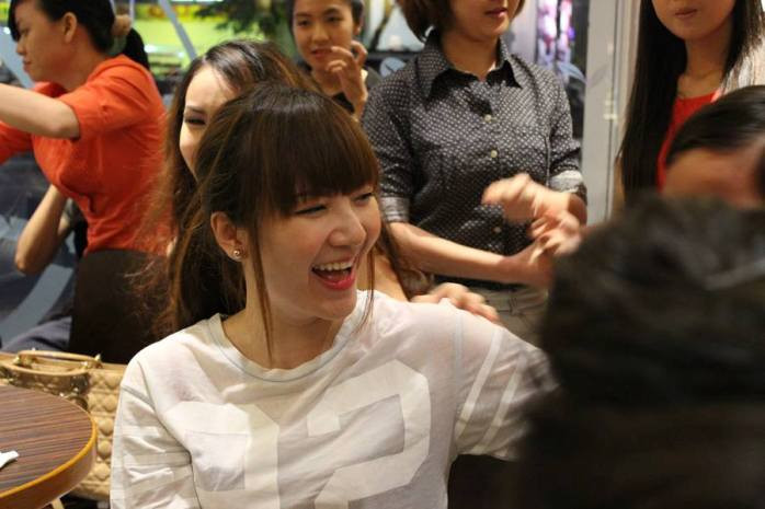 Yến Nhi trông có phần rạng rỡ với khuôn mặt không son phấn hơn là khi trang điểm đậm. Yến Nhi trông có phần rạng rỡ với khuôn mặt không son phấn hơn là khi trang điểm đậm.