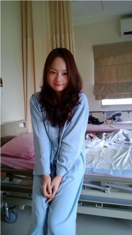 Lan Phương khoe ảnh sau khi phẫu thuật, tuy vẫn mệt mỏi nhưng không thể phủ nhận nét duyên dáng trên khuôn mặt cô. Lan Phương khoe ảnh sau khi phẫu thuật, tuy vẫn mệt mỏi nhưng không thể phủ nhận nét duyên dáng trên khuôn mặt cô.