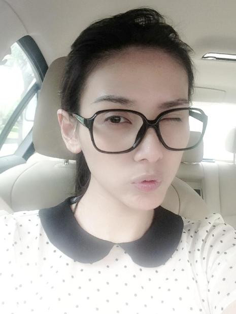 Võ Hoàng Yến nhí nhảnh chụp hình, cô trông vẫn rất xinh đẹp dù không son phấn. Võ Hoàng Yến nhí nhảnh chụp hình, cô trông vẫn rất xinh đẹp dù không son phấn.