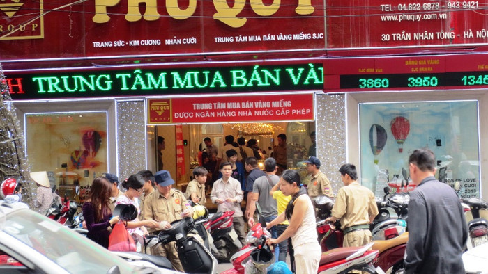 Khách đến mua tại cửa hàng vàng Phú Qúy trên đường Trần Nhân Tông (Hà Nội) sáng ngày 28/6 khiến giao thông trên con phố tắc nghẽn. Khách đến mua tại cửa hàng vàng Phú Qúy trên đường Trần Nhân Tông (Hà Nội) sáng ngày 28/6 khiến giao thông trên con phố tắc nghẽn.