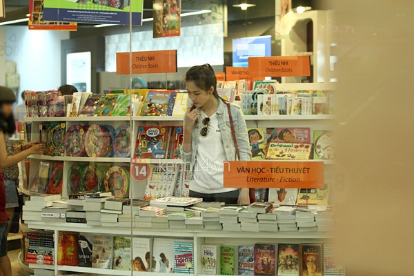 Phân vân lựa chọn những cuốn sách hay nhất. Phân vân lựa chọn những cuốn sách hay nhất.