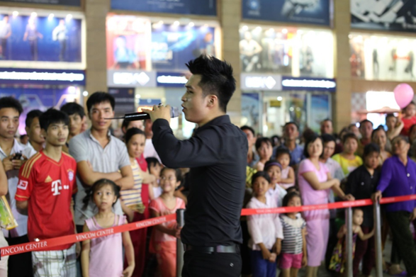 Tiết mục của ca sĩ Hà Anh khuấy động Lễ trao giải. Tiết mục của ca sĩ Hà Anh khuấy động Lễ trao giải.