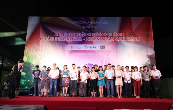 25 khách hàng dành giải Nhất của chương trình đã nhận được 1 chiếc iPhone 5 sành điệu Với tổng trị giá quà tặng, giải thưởng lên đến 50 tỷ đồng, chương trình “Khám phá Royal - Nhận ngàn quà tặng” đã thu hút hơn 260.000 người tham gia. 110 ngàn vé vào cửa miễn phí một trong các khu vui chơi vô cùng quy mô và độc đáo và 150 ngàn voucher ẩm thực tại Vincom Mega Mall đã được khách hàng trúng thưởng và đăng ký hết. 25 khách hàng dành giải Nhất của chương trình đã nhận được 1 chiếc iPhone 5 sành điệu Với tổng trị giá quà tặng, giải thưởng lên đến 50 tỷ đồng, chương trình “Khám phá Royal - Nhận ngàn quà tặng” đã thu hút hơn 260.000 người tham gia. 110 ngàn vé vào cửa miễn phí một trong các khu vui chơi vô cùng quy mô và độc đáo và 150 ngàn voucher ẩm thực tại Vincom Mega Mall đã được khách hàng trúng thưởng và đăng ký hết.