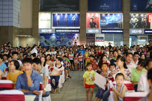 Bên cạnh những gương mặt rạng ngời, hân hoan của những người mang trong mình niềm vui chiến thắng, Lễ trao giải còn thu hút sự quan tâm của đông đảo người dân bởi những màn biểu diễn văn nghệ ấn tượng, sôi động. Bên cạnh những gương mặt rạng ngời, hân hoan của những người mang trong mình niềm vui chiến thắng, Lễ trao giải còn thu hút sự quan tâm của đông đảo người dân bởi những màn biểu diễn văn nghệ ấn tượng, sôi động.