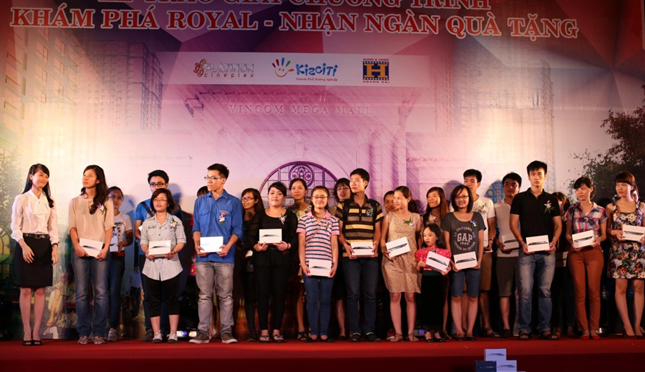 Những chủ nhân của 25 chiếc iPad mini 4G – giải Ba của chương trình. Những chủ nhân của 25 chiếc iPad mini 4G – giải Ba của chương trình.