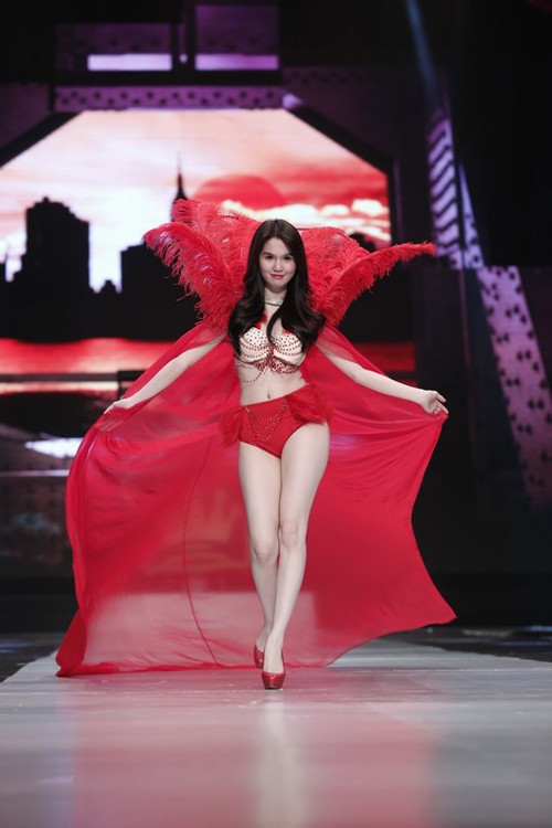 “Nữ hoàng nội y” Ngọc Trinh nằm trong số 11 người mẫu bị Sở VH-TT&DL TP.HCM xử phạt hành chính do tham gia trình diễn nội y trong chương trình Đêm hội chân dài 7. “Nữ hoàng nội y” Ngọc Trinh nằm trong số 11 người mẫu bị Sở VH-TT&DL TP.HCM xử phạt hành chính do tham gia trình diễn nội y trong chương trình Đêm hội chân dài 7.