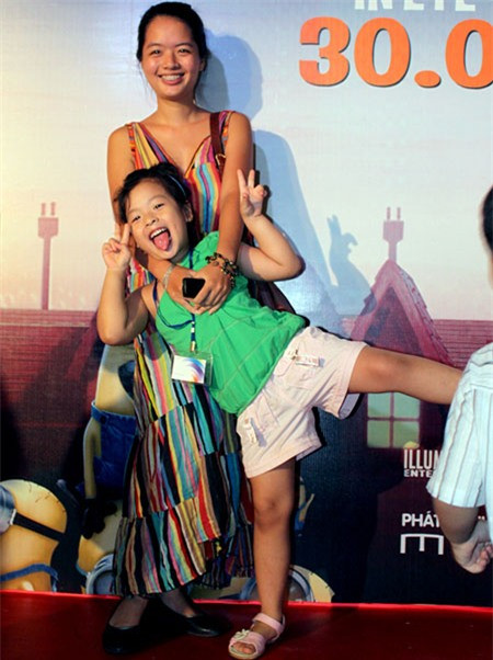 Hồng Khanh tạo dáng đáng yêu với chị gái.