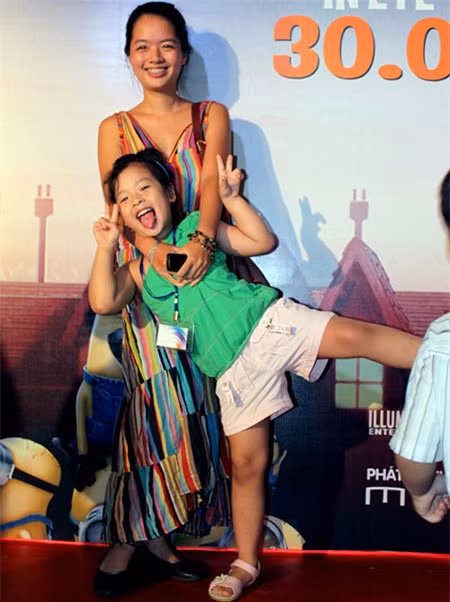 Hồng Khanh tạo dáng đáng yêu với chị gái.