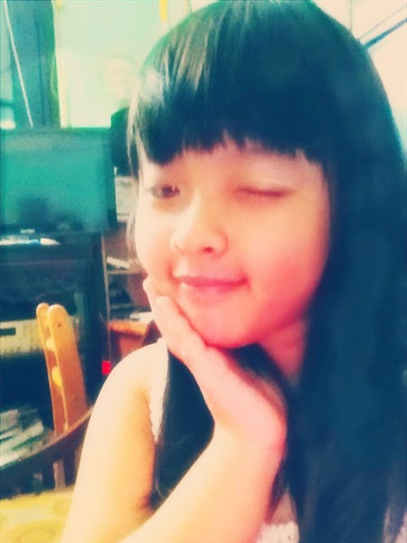 Hồng Khanh có rất nhiều những bức hình được bé tự chụp như thế này.