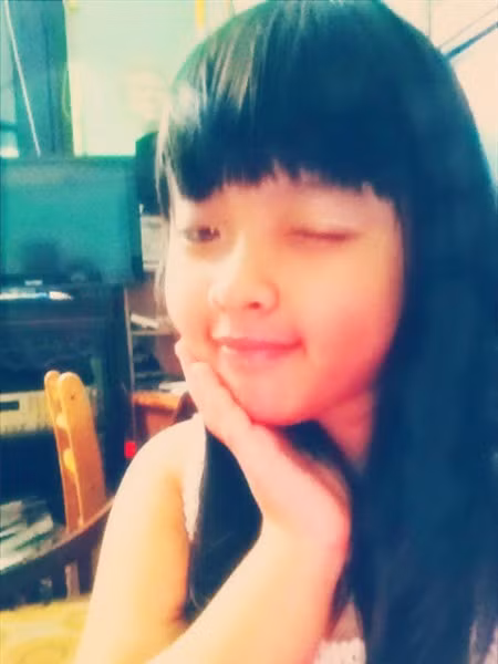 Hồng Khanh có rất nhiều những bức hình được bé tự chụp như thế này.