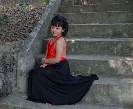 Ở trường, Hồng Khanh luôn được tín nhiệm tham gia các hoạt động văn nghệ. Cô bé cho biết: "Ở lớp con có rất nhiều bạn hát hay. Nhưng khi cô hỏi: "Lớp mình bạn nào hát hay nhất?", thì các bạn toàn chỉ tay về phía con thôi".