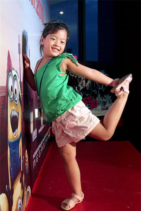 Hồng Khanh có rất nhiều sở thích: vẽ tranh, đọc truyện tranh Nhật và đặc biệt là... chụp hình với độ tạo dáng rất tự nhiên.