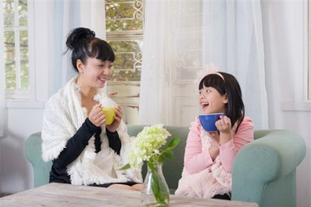 Diễn viên Chiều Xuân và con gái Hồng Khanh tham gia một buổi chụp hình cho tạp chí.