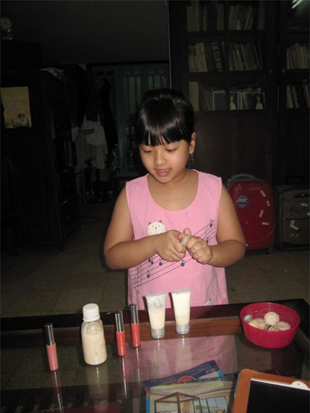 Lúc rảnh rỗi, Hồng Khanh mua các vật liệu về để tự làm mỹ phẩm đêm khoe với bạn bè.