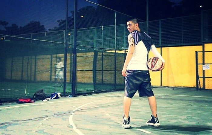 Trên trang cá nhân của Cường Sevent, anh chia sẻ hình ảnh khỏe khoắn trong MV mới: "MV mới... Mặc bộ bóng rổ đường phố". Trên trang cá nhân của Cường Sevent, anh chia sẻ hình ảnh khỏe khoắn trong MV mới: "MV mới... Mặc bộ bóng rổ đường phố".