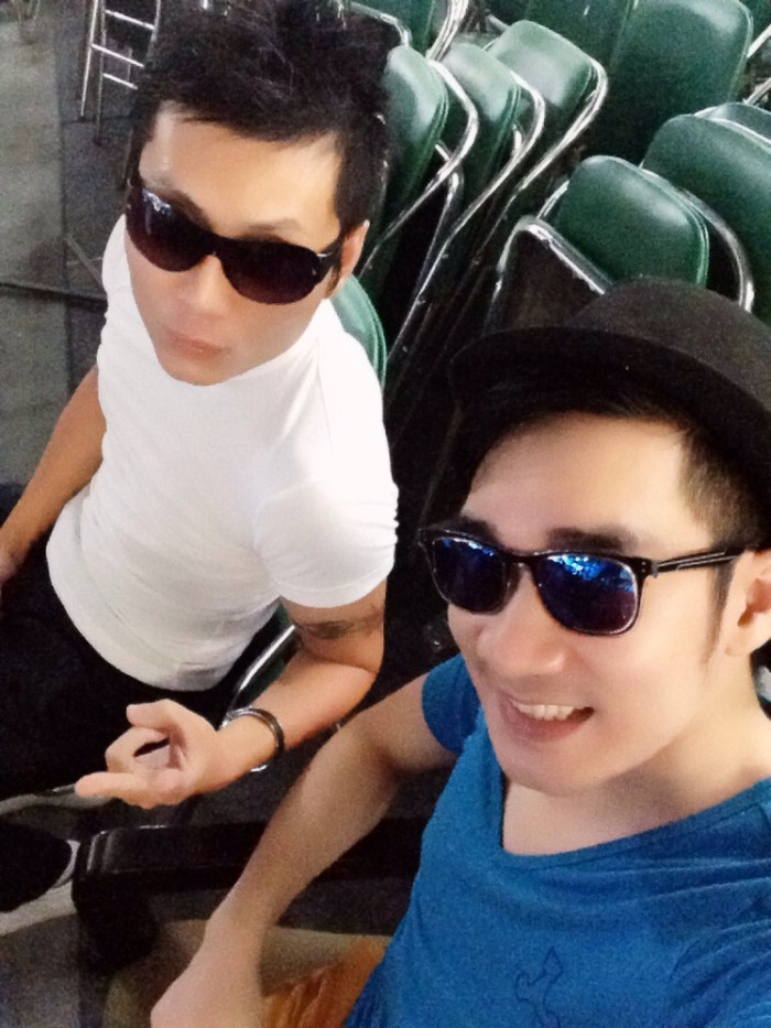 "Chàng ngỡ" Quang Hà chia sẻ hình ảnh manly với cặp kính đen khi anh tham dự chương trình Hoa Tàn - Âm Nhạc và Bước Nhảy tại sân khấu Lan Anh. "Chàng ngỡ" Quang Hà chia sẻ hình ảnh manly với cặp kính đen khi anh tham dự chương trình Hoa Tàn - Âm Nhạc và Bước Nhảy tại sân khấu Lan Anh.