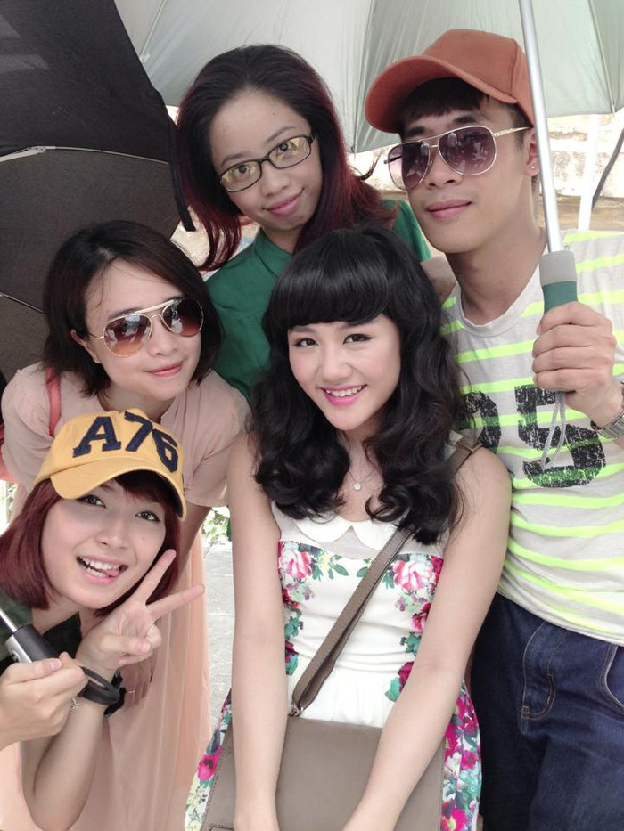 Văn Mai Hương rạng rỡ bên bạn bè phía sau trường quay. Cô chia sẻ: "Quay quay quay... So hot nhưng vẫn tươi". Văn Mai Hương rạng rỡ bên bạn bè phía sau trường quay. Cô chia sẻ: "Quay quay quay... So hot nhưng vẫn tươi".