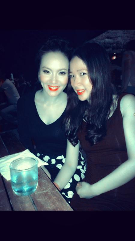 Phương Linh rạng rỡ trên bãi biển Nha Trang, cô chia sẻ hết sức hóm hỉnh: "Nha Trang điểm hẹn - bãi biển với vợ chồng đẹp đôi". Phương Linh rạng rỡ trên bãi biển Nha Trang, cô chia sẻ hết sức hóm hỉnh: "Nha Trang điểm hẹn - bãi biển với vợ chồng đẹp đôi".