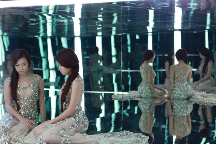 Hoàng Thùy Linh đăng ảnh hậu trường MV "Rơi" trên trang cá nhân kèm lời chú thích ngọt ngào: "Một ngày nào hóa chiếc lá chênh vênh đầu cành, chút gió lùa nhẹ bỗng rơi...." Hoàng Thùy Linh đăng ảnh hậu trường MV "Rơi" trên trang cá nhân kèm lời chú thích ngọt ngào: "Một ngày nào hóa chiếc lá chênh vênh đầu cành, chút gió lùa nhẹ bỗng rơi...."