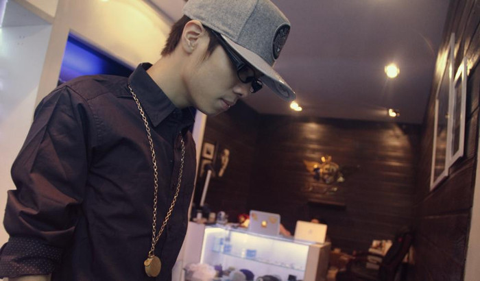 "Ai đưa mình về với chính mình... Thật đấy" là chia sẻ đầy tâm trạng kèm hình ảnh rất ngầu của chàng ca sỹ điển trai Bùi Anh Tuấn trên trang cá nhân. "Ai đưa mình về với chính mình... Thật đấy" là chia sẻ đầy tâm trạng kèm hình ảnh rất ngầu của chàng ca sỹ điển trai Bùi Anh Tuấn trên trang cá nhân.