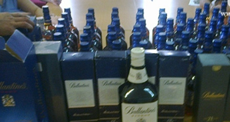 Với giá chỉ từ 300 - 500 nghìn đồng/chai, Phương đưa về cửa hàng và bán cho các nhà hàng, quán bar… bán cho người tiêu dùng với giá 2 - 3 triệu đồng/chai.