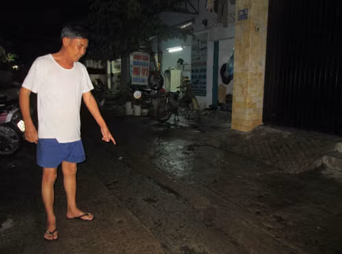 Ông Hiền và hiện trường vụ án - Ảnh: Diễm Út